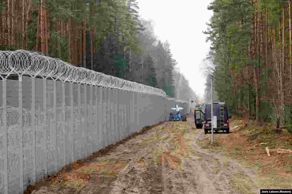 4-метровый пограничный забор на границе Литвы с Беларусью, ноябрь 2021 года. За последние 30 лет европейские страны возвели более 1000 километров пограничных заграждений, причем большая часть этих заборов была построена после миграционного кризиса 2015 года.