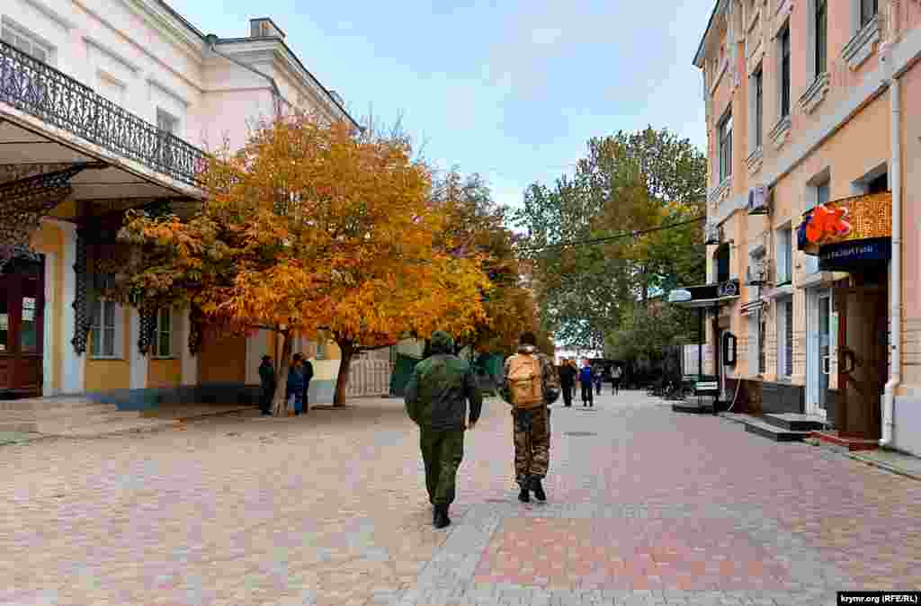 Российские военные на одной из улиц Феодосии. Российская мобилизация коснулась и феодосийцев: мужчин в возрасте 30-40 лет, которых Россия считает военнообязанными, вызывали повестками и формировали отправку мобилизованных из Дома офицеров флота