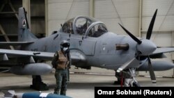 Təyyarələrin təhvil verilməsi mərasimində bir əfqan pilot A-29 Super Tucano təyyarəsinin yanında dayanır. Kabulda, 17 sentyabr 2020