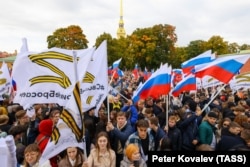 Зрители во время концерта в Петропавловской крепости в поддержку войны. Россия, 2022 год