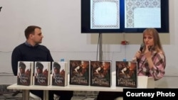 Александра Шутко во время презентации своих книг на фестивале «Книжная страна»