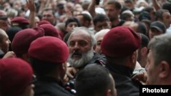 Tavuş rayonunun arxiyepiskopu Baqrat Qalstanyan polislə üz-üzə (31 may)
