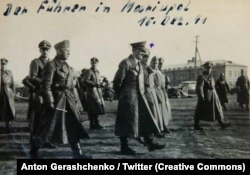 Адольф Гитлер во время визита в Мариуполь в 1941 году