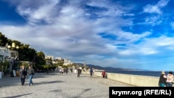 Алушта: увядание бархатного сезона военного времени (фотогалерея)
