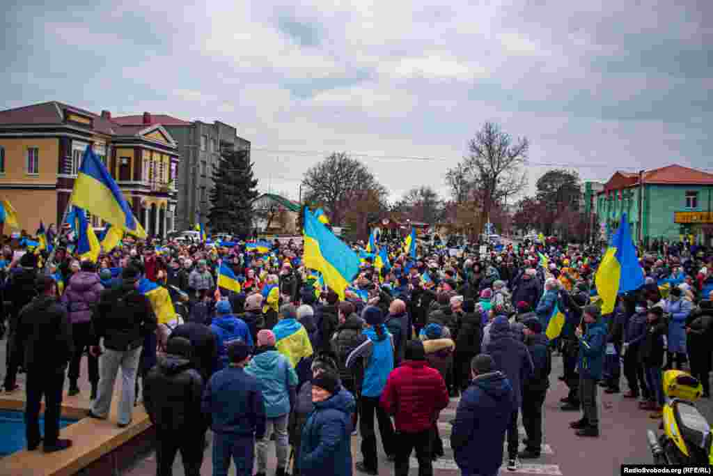 На митинг в Геническе собрались десятки людей