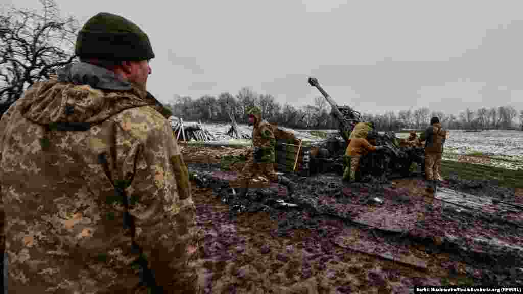 &laquo;Давай ще один по координатах&raquo;, &ndash; чути хриплий та втомлений голос із рації. Військовий біжить по ще один снаряд