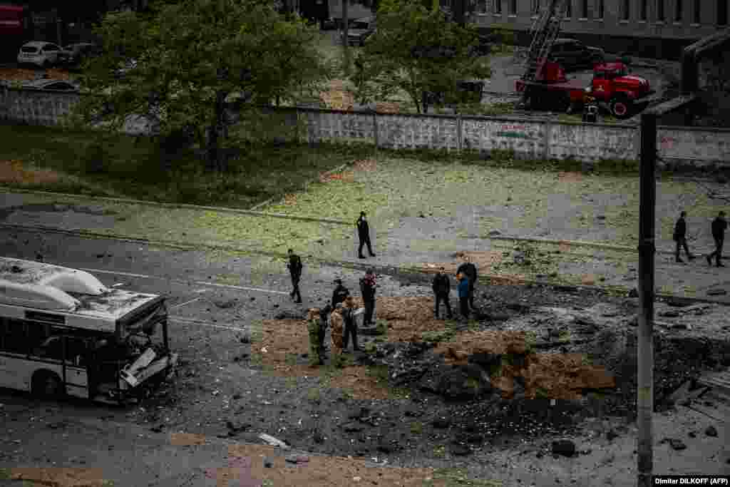 Вибух від влучення російської ракети зруйнував пасажирський автобус і вибив вікна у будинках навколо. Дніпро, 10 жовтня 2022 року&nbsp;