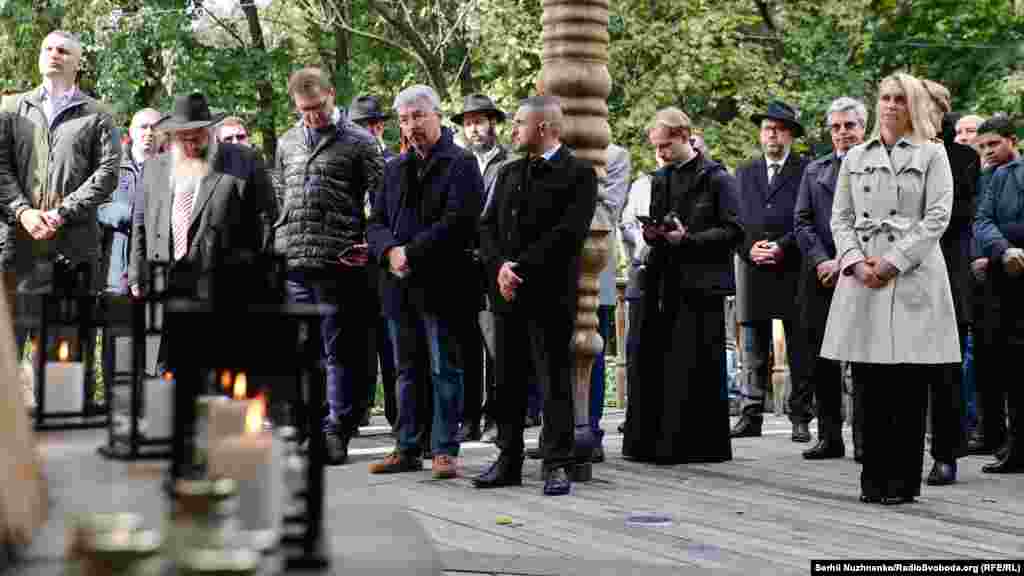 У жалобній церемонії взяли &nbsp;участь: головний рабин України Моше Раувен Азман, представники НІМЗ &laquo;Бабин Яр&raquo; та Меморіального центру Голокосту &laquo;Бабин Яр&raquo;, очільник МКІП Олександр Ткаченко, мер Києва Віталій Кличко, депутати Верховної Ради та Київської міської ради, посли іноземних держав &nbsp;