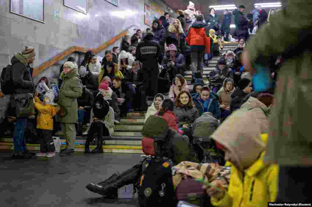 Люди ховаються всередині станції метро під час масованих російських ракетних обстрілів, Київ, 16 грудня 2022 року