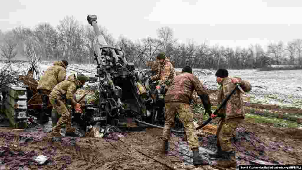 Навідників у розрахунку одразу двоє, один із яких відкриває та закриває затвор. Кожен відповідає за свою вісь наведення. Заряджаючий вкладає заряд у лоток, а двоє інших членів розрахунку гармати досилають його у ствол. Потім підносяться заряди, які замковий досилає рукою та зачиняє затвор, а другий навідник за командою командира здійснює постріл