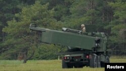 Украина принимает участие в военных учениях в Латвии. На фото M142 (HIMARS) 26 сентября 2022 года