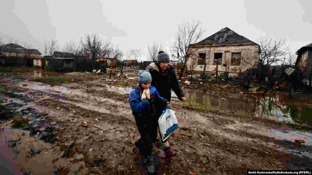 Софійка разом із мамою та морською свинкою Пепою залишають свій дім. Напередодні в їхній будинок прилетів російський снаряд.