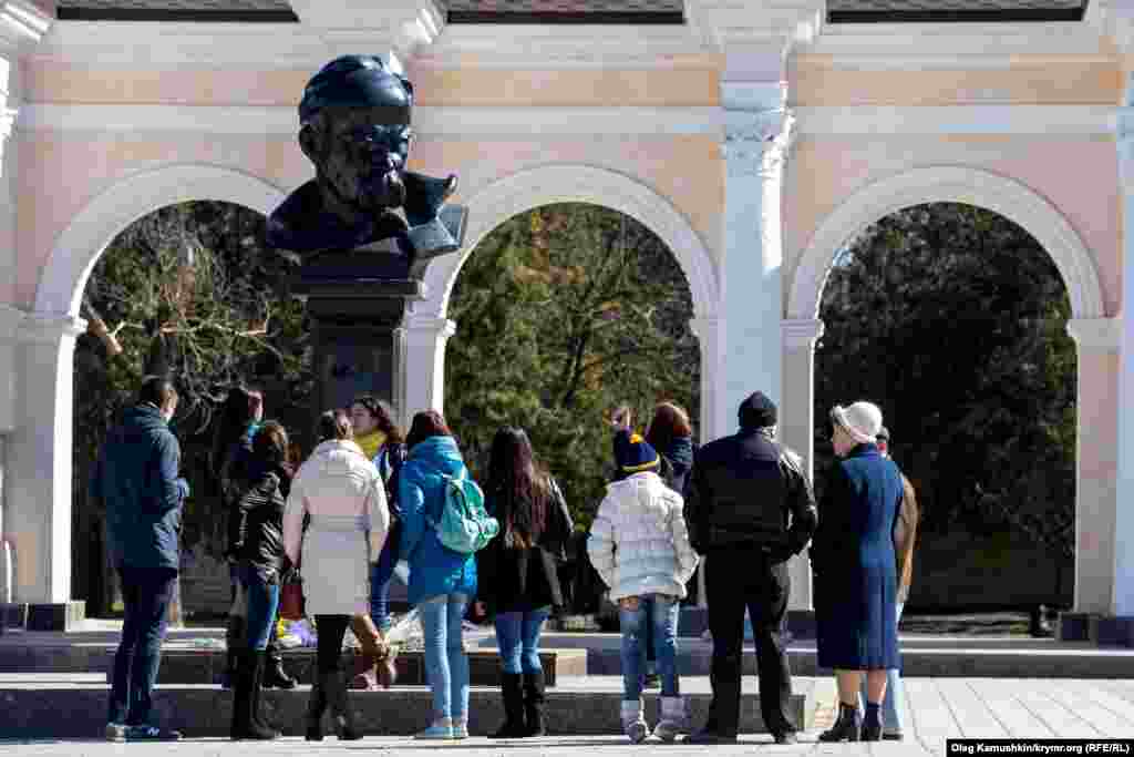 В ночь на 20 июля 2016 неизвестные раскрасили памятник в желто-голубые цвета. Также на монумент нанесли надпись &laquo;Слава Україні&raquo; и нарисовали трезубец. Усы Кобзарю покрасили желтой и синей краской