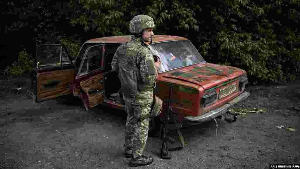 Український військовий біля старої моделі автомобіля радянського виробництва&nbsp;&laquo;Жигулі&raquo;. Десь біля Лисичанська. Донбас. 23 травня 2022 року &nbsp;