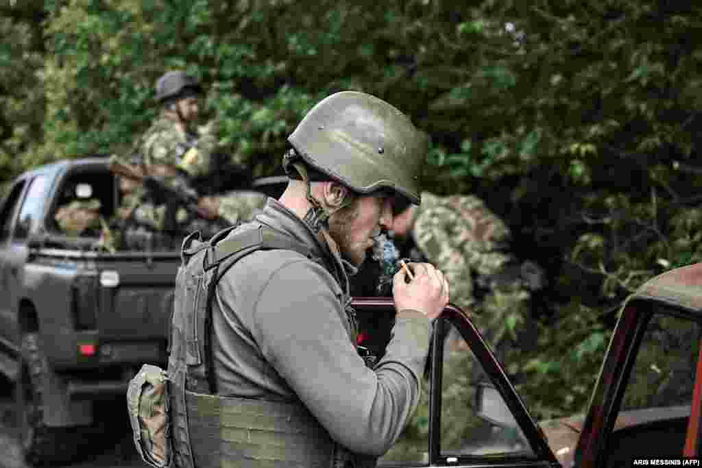 Перекур під час затишшя. Український підрозділ під Лисичанськом. Війна Росії проти України. 23 травня 2022 року