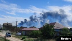 Дым поднимается после того, как со стороны российской военной авиабазы недалеко от Новофедоровки, Крым, были слышны взрывы. Фото Reuters, 9 августа 2022 года