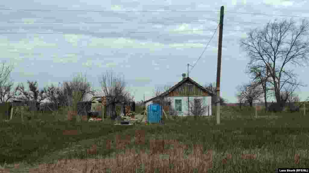 Старый домик под черепицей, к нему ведет тропинка