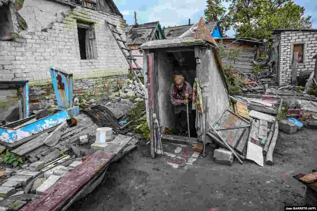 Ніна Гончар 13 вересня виходить зі свого підвалу у звільненому селі Богородичне Донецької області, що у 25-ти кілометрах&nbsp;на південний схід від Ізюма