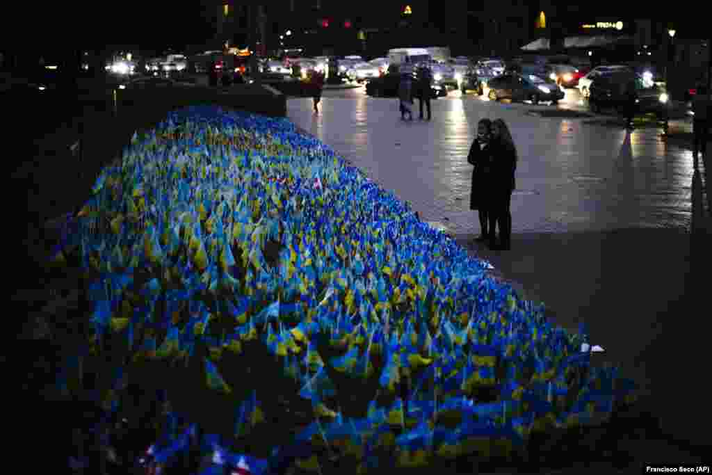 Жінки стоять біля прапорців, встановлених на майдані Незалежності в Києві в пам&#39;ять про загиблих під час війни, фото від 20 жовтня Російський президент Володимир Путін 10 жовтня&nbsp;підтвердив завдання Росією масованих ударів по Україні, зокрема по об&rsquo;єктах енергетики. При цьому він пригрозив новими атаками &laquo;у разі продовження спроб проведення на російській території терактів&raquo;.