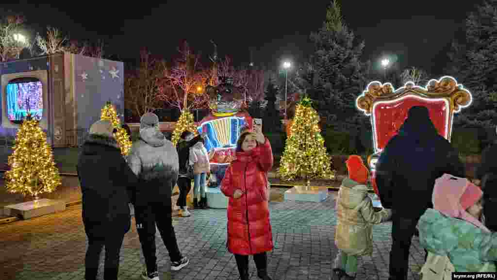 В сказочном городке среди инсталляций есть фигура медведя с гармошкой