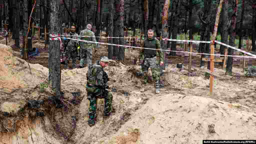 Масове поховання військових ЗСУ неподалік звільненого Ізюму, Харківщина, 15 вересня 2022 року