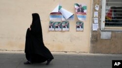 Tehranın mərkəzində seçki plakatları.