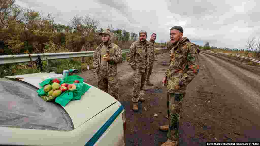 Українські військові зупинились перепочити та перекусити дорогою до Ізюму&nbsp;