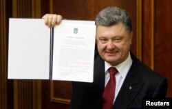 Петро Порошенко тримає підписану Угоду про асоціацію з ЄС. Київ, 16 вересня 2014 року