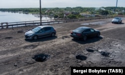 Антоновский мост через Днепр после ракетного удара ВСУ. Херсон, 20 июля. После следующих ударов движение по мосту закрыли