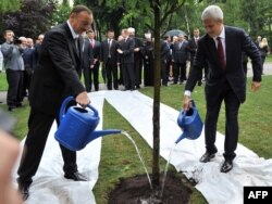 Prezident İlham Əliyev (solda) həmkarı Boris Tadic ilə (sağda) Serbiyada yeni əkilən dostluq ağacını suvarırlar, 8 yanvar 2011