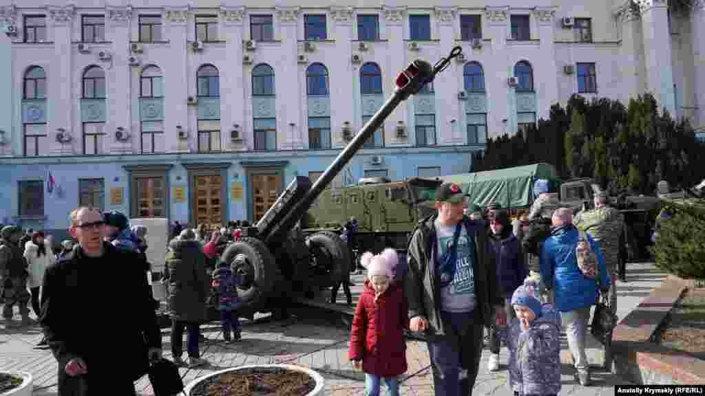 Дети и взрослые фотографировались на фоне военной техники