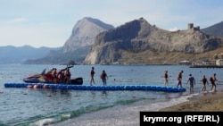 Туристы только что вернулись с морской прогулки в Голубую бухту