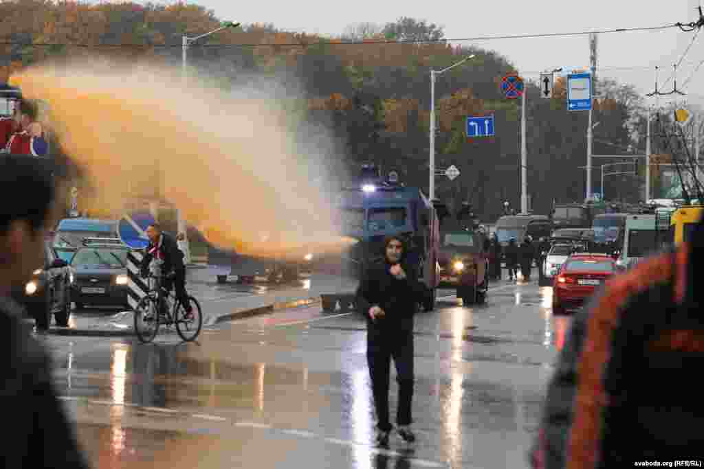 Вода в водометах была с примесью красителя