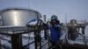 Россия: нефтяникам угрожают лишением премий в случае неявки на выборы 