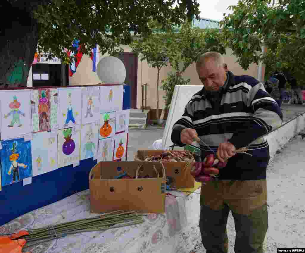 Свою продукцию для продажи представил лишь один местный житель Иван Марченко.&nbsp;