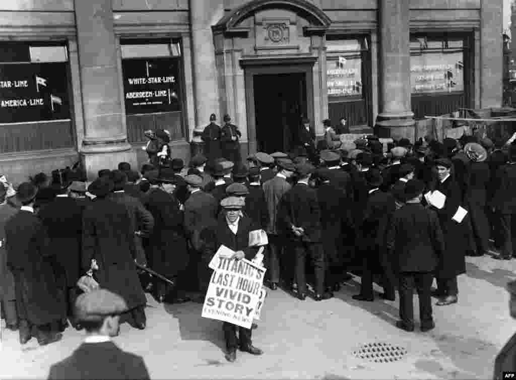 Londonda Titanikə sahibi olan White Star Line şirkətinin qarşısında xəbər g&ouml;zləyənlər.&nbsp;