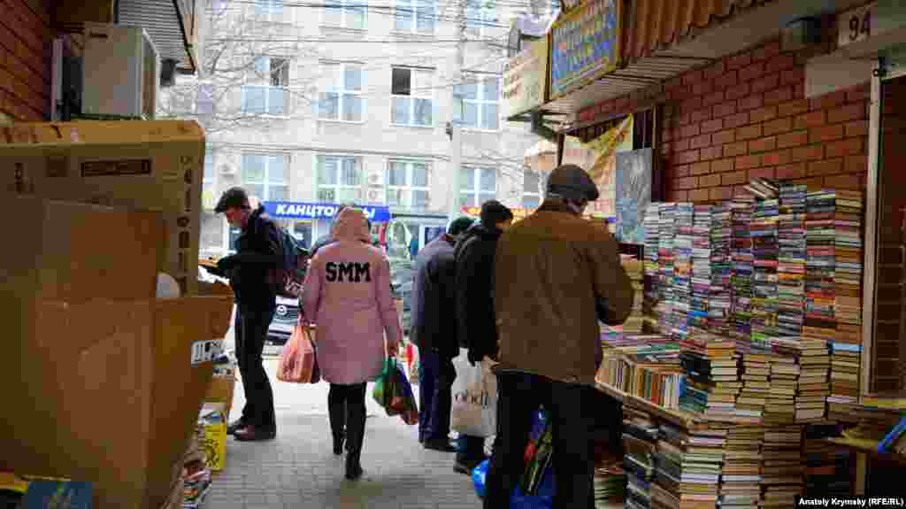 Книжкова крамниця розмістилася у проході до Центрального ринку