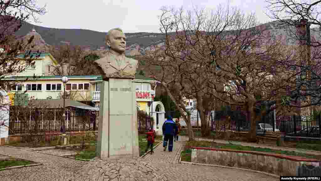 Центральное место в сквере занимает бюст первого советского космонавта Юрия Гагарина. Его по просьбе жителей поселка установили в 1961 году &ndash; в год полета Гагарина в космос