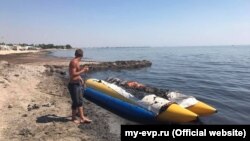 После шторма на пляжи Евпатории выбросило большое количество морских водорослей. 11 августа 2017 года