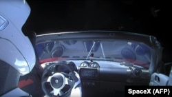 Автомобиль Tesla Roadster, за рулем которого сидит манекен Starman