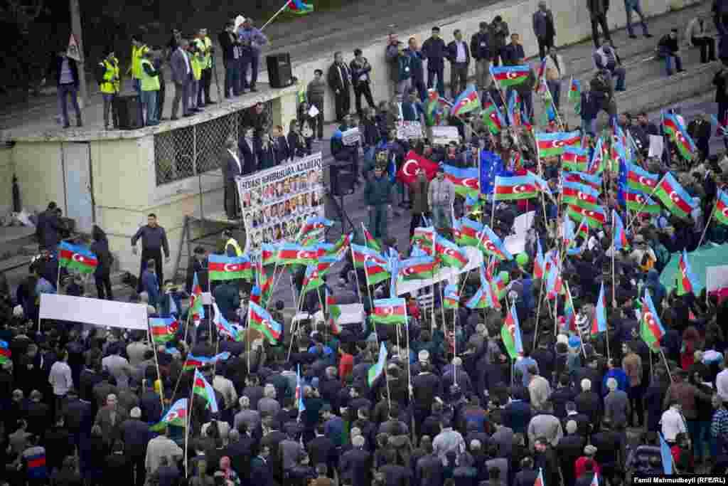 &laquo;Azad et!&raquo;. Mitinqində heç bir partiya bayrağı gözə dəymir. 