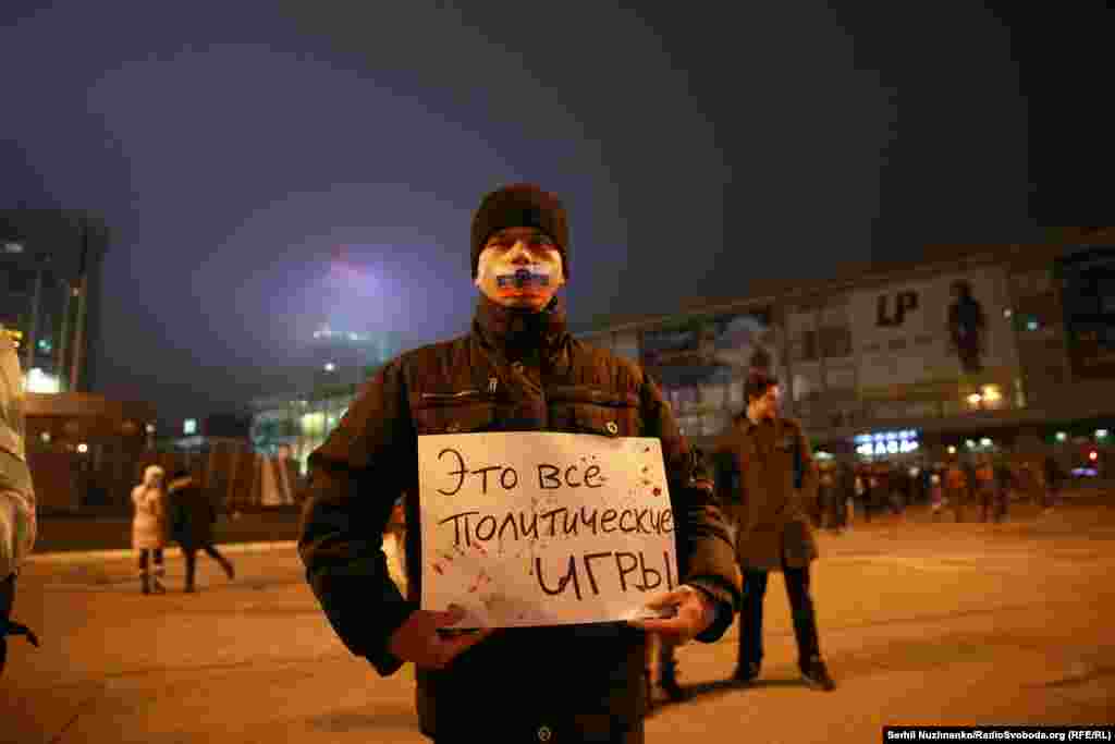 В Україні нещодавно набув чинності закон, що регламентує порядок гастролей у країні виконавців із Росії &ndash; організатори зобов&rsquo;язані наперед звернутися до Служби безпеки України з запитом, чи дозволено тому виконавцеві в&rsquo;їзд до країни, й отримати дозвіл на виступ. Але гастролі українських виконавців у Росії з українського боку ніяк нормативно не обмежені, хоча Росія від початку 2014 року веде проти України гібридну агресію