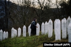 На мемориальном кладбище в Потокари вблизи Сребреницы, где захоронены останки тысяч жертв сербского геноцида