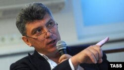 Boris Nemtsov mətbuat konfransında. Moskva, 30 may 2013