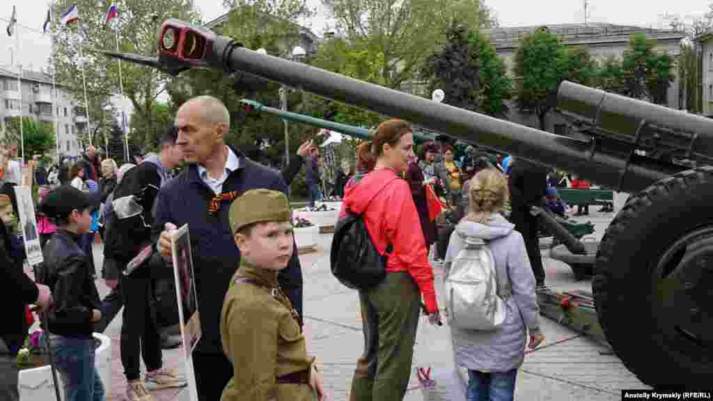 Некоторые горожане пришли с детьми в стилизованной армейской форме для фотографирования