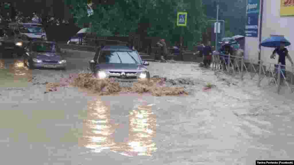 Сейчас въезд в город закрыт из-за сильных потоков воды, которые сносят даже автомобили