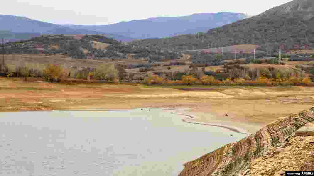 Вид на южную сторону водохранилища, куда впадает река Аян