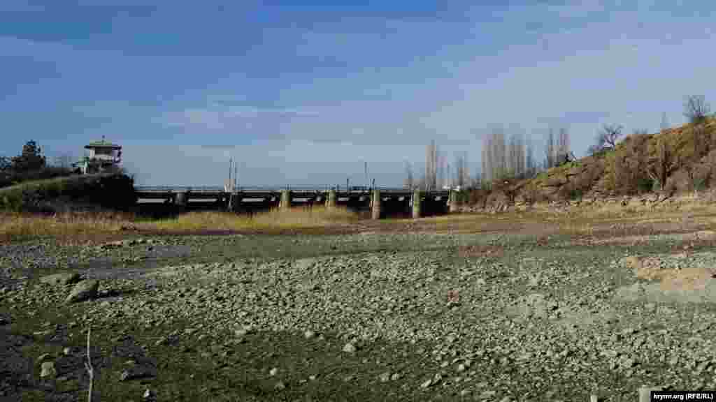 В Симферопольском водохранилище из-за засушливого лета и осени вода далеко отступила от его берегов и плотины