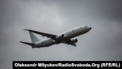 Пролет американского патрульного самолета P-8 «Poseidon» над аэродромом в Николаеве