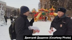 Волонтер штаба Навального в Кемерове Василий Каверин и сотрудник полиции